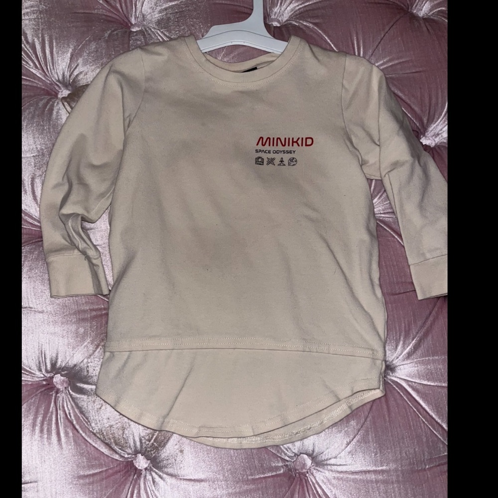 Minikid “space odyssey” long sleeved t-shirt. Size 4T. Good condition.